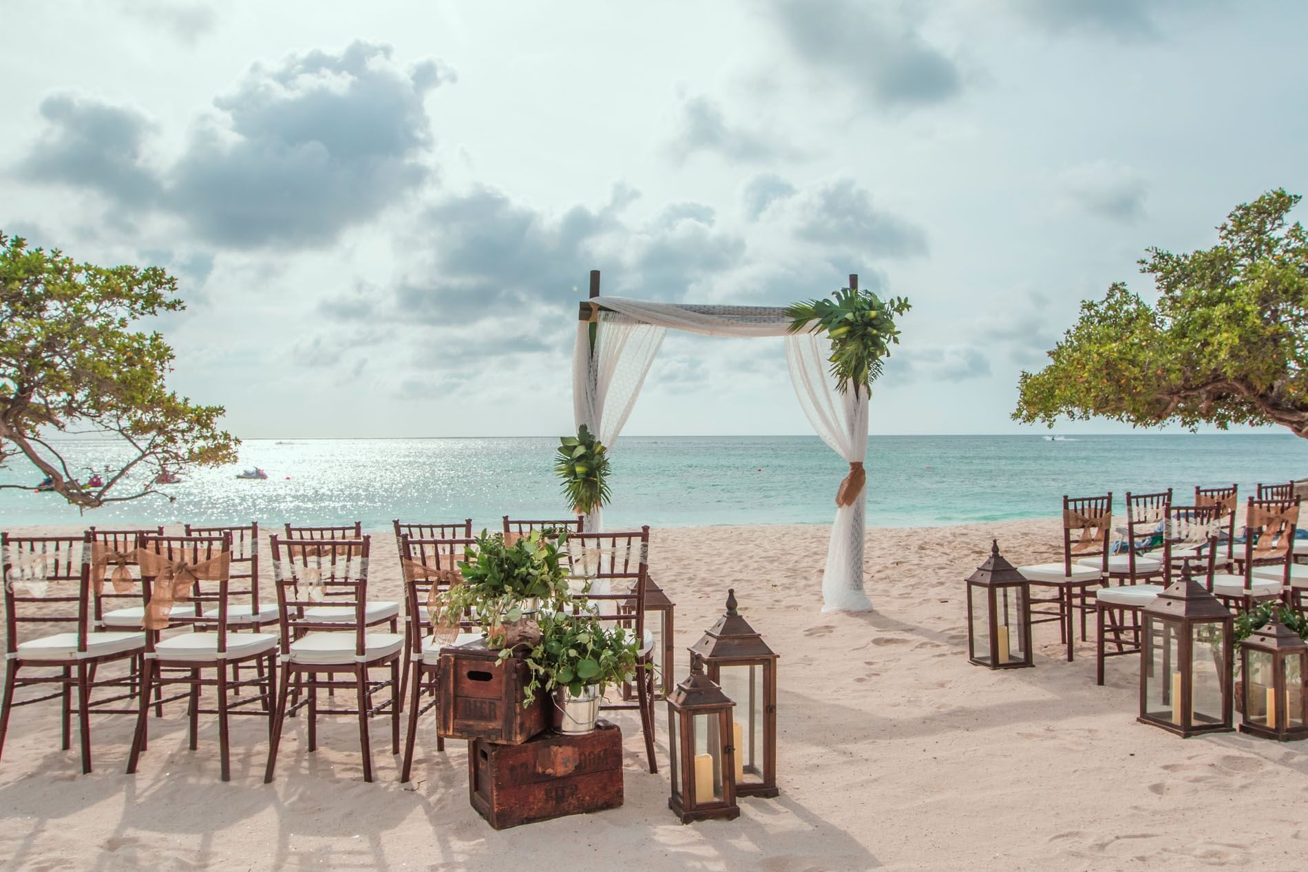 A romantic beachside celebration on Eagle Beach